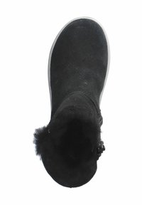 Botín de ante negro hasta el tobillo con punta redonda, suave forro interior y un puño texturizado. Suela plana, diseño minimalista, sin herrajes visibles.