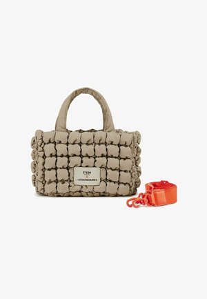 Beige gesteppte Handtasche mit strukturiertem Design, zwei kurzen Griffen und einem abnehmbaren orangefarbenen Trageriemen. Auf der Vorderseite befindet sich ein metallisches Markenzeichen.