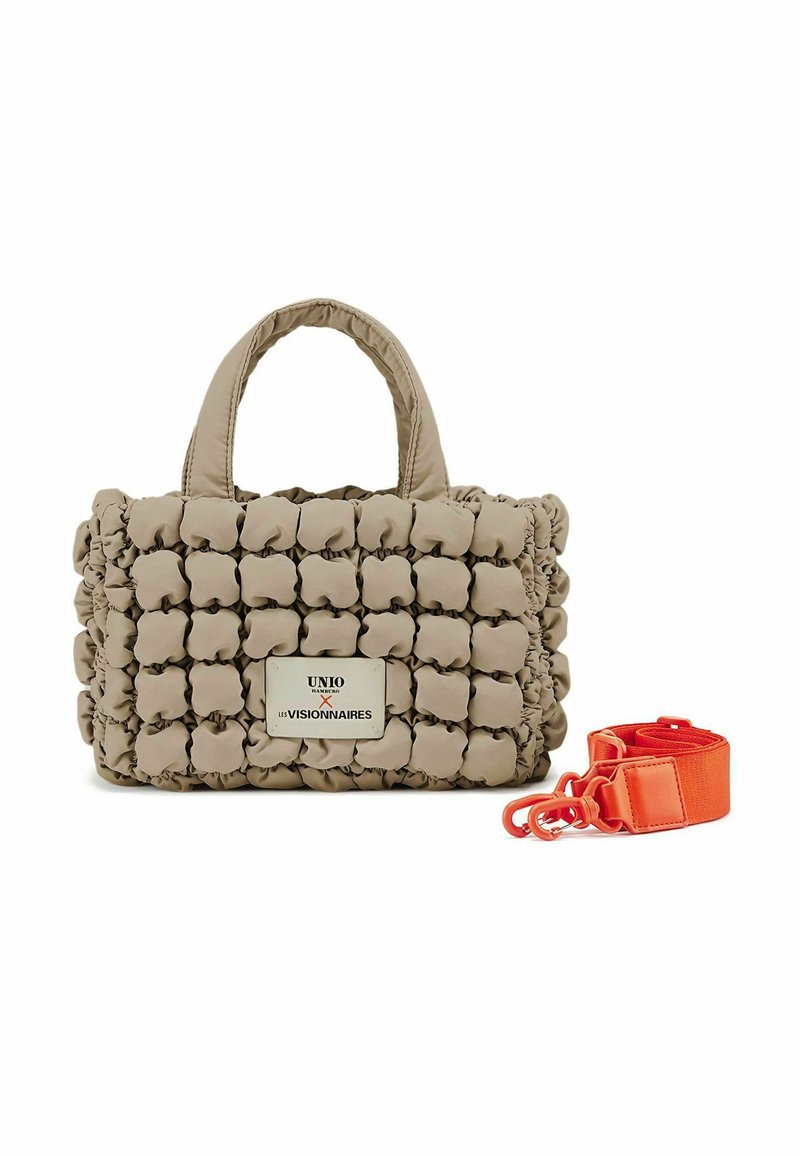 Borsa a tracolla beige trapuntata con un design texture, due manici corti e una tracolla arancione rimovibile. Presenta un'etichetta metallica con il marchio sulla parte anteriore.