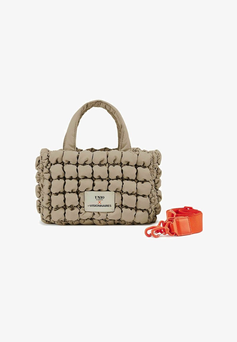 Beige gesteppte Handtasche mit strukturiertem Design, zwei kurzen Griffen und einem abnehmbaren orangefarbenen Trageriemen. Auf der Vorderseite befindet sich ein metallisches Markenzeichen.