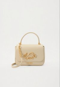 Beige Handtasche aus Kunstleder mit einem goldenen Kettenriemen, vorne mit einem handschriftlichen "love"-Design und einem Umschlagklappverschluss.