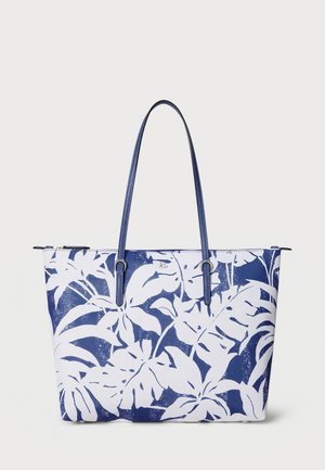 Niebieska i biała torba tote z wzorem liści, skórzanymi uchwytami i zamknięciem na zamek. Posiada usztywniony kształt i teksturowany materiał.