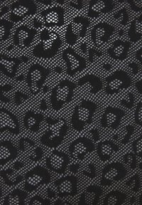 Črn mrežasti material z vzorcem leoparda v različnih oblikah in velikostih, z teksturirano površino in prozornimi odseki.