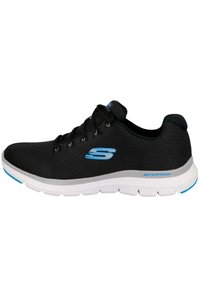 Zapatillas deportivas impermeables negras con parte superior de malla texturizada, detalles en azul y una suela blanca acolchada. Cuentan con cordones para un ajuste seguro.