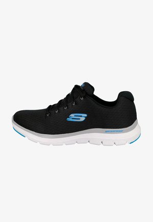 Zapatillas deportivas impermeables negras con parte superior de malla texturizada, detalles en azul y una suela blanca acolchada. Cuentan con cordones para un ajuste seguro.