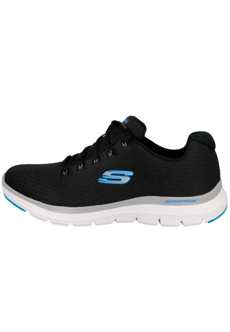 Zapatillas deportivas impermeables negras con parte superior de malla texturizada, detalles en azul y una suela blanca acolchada. Cuentan con cordones para un ajuste seguro.