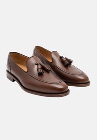 Bruine leren loafers met kwastjes, voorzien van een gladde afwerking, ronde neus, gestikte details en een lage gestapelde hak.