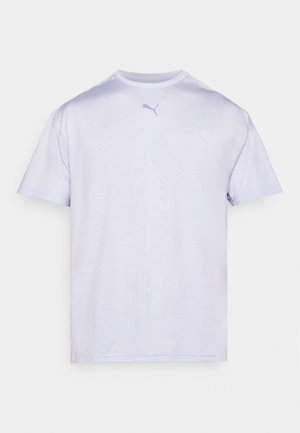 Camiseta blanca de manga corta, hecha de una tela suave, con cuello redondo y un logo de Puma en azul claro en el pecho.