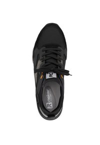 Scarpa sportiva nera con materiali in suede e rete, punta tonda, accenti laterali grigi a contrasto, lacci neri e soletta imbottita etichettata "Rieker Soft."