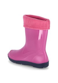 Felle roze rubberen regenlaars met een geribde roze stoffen rand, ronde neus en zwarte rubberen zool. Gladde textuur en glanzende afwerking.
