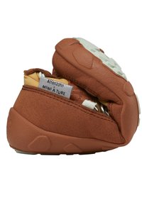 Braunes Lederkinderschuh mit flexibler Sohle, ausgerüstet mit einer strukturierten Oberseite, elastischen Schnürsenkeln und einem genähten Etikett an der Seite.