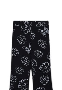 Leggings neri con un motivo floreale bianco, caratterizzati da grandi fiori e un accento di farfalla. Realizzati in tessuto morbido ed elasticizzato.