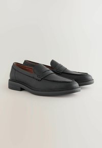 Sorte læder loafers med en struktureret overflade, prydet med en stigende detalje langs kanterne og en lav blokhæl. Glat indvendig foring.