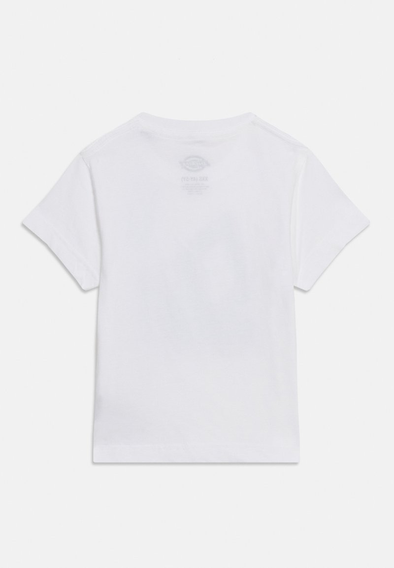 Wit T-shirt met korte mouwen en ronde hals, gezien van achteren met zichtbaar merkembleem gedrukt aan de binnenkant nabij de kraag.