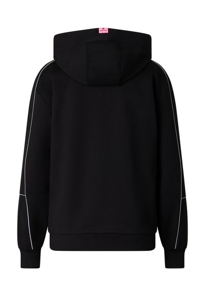 Sort hættetrøje med lange ærmer, hvide striber langs armene, ribstrikkede manchetter og kant samt en lille lyserød mærkat på bagsiden af hætten.