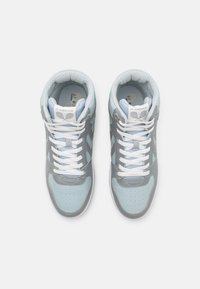 Wysokie trampki w jasnoniebieskim i szarym kolorze z perforowanym noskiem, białymi sznurówkami i teksturowanymi detalami po bokach. Gumowa podeszwa.