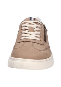 Beige Wildlederschuh mit weißen Schnürsenkeln, seitlichem Reißverschluss und strukturiertem Gummisohle. Besitzt einen kleinen marineblauen und roten Akzent nahe der Zunge.