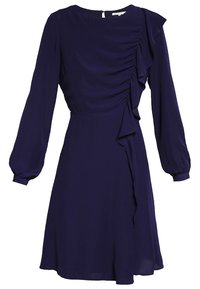 Mörkblå klänning med långa ärmar, draperad bodice, volangdetalj på sidan och en utsvängd kjol. Tillverkad av lättviktsmaterial.