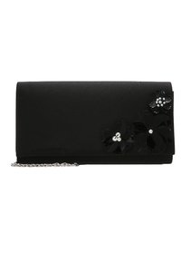 Bolso de mano negro con una textura suave, que presenta tres adornos de flores negras con cuentas blancas y una correa de cadena plateada.