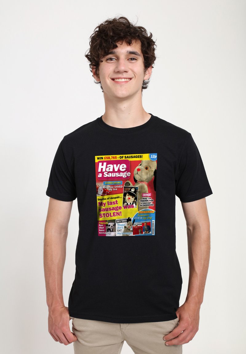 Svart bomull t-shirt som har en grafik av ett tidningsomslag med ljusa färger, lekfull text och bilder av hundar, tillsammans med humoristiska bildtextar.