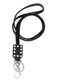 Cintura in pelle nera con molteplici borchie argentate, dotata di un clip metallico e un attacco ad anello. Texture morbida, design attorciliato e durevole.