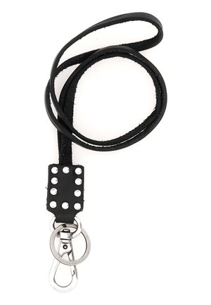 Cintura in pelle nera con molteplici borchie argentate, dotata di un clip metallico e un attacco ad anello. Texture morbida, design attorciliato e durevole.