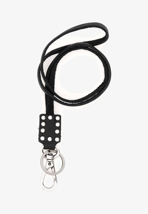 Cintura in pelle nera con molteplici borchie argentate, dotata di un clip metallico e un attacco ad anello. Texture morbida, design attorciliato e durevole.