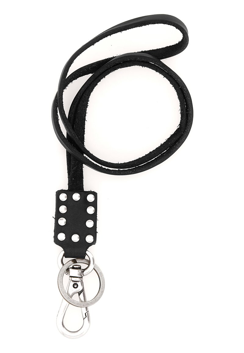 Cintura in pelle nera con molteplici borchie argentate, dotata di un clip metallico e un attacco ad anello. Texture morbida, design attorciliato e durevole.