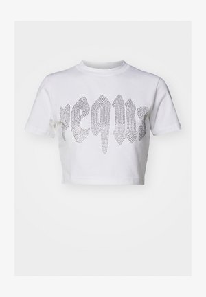 Bjela skraćena majica od pamuka s sjajnim srebrnim dizajnom od rhinestona na prednjoj strani s stiliziranim tekstom. Kratki rukavi.