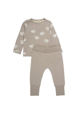 Beiges Baumwoll-Kinderset mit einem Langarmoberteil mit Schafmustern und passenden Hosen mit Rippbund und einer Gesäßtasche.