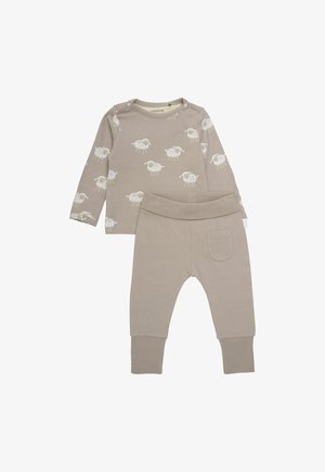 Ensemble pour tout-petit en coton beige comprenant un haut à manches longues avec des motifs de moutons et un pantalon à bas côtelé assorti avec une poche au dos.