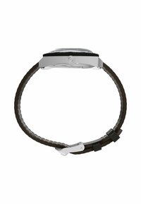 Seitliche Ansicht einer Armbanduhr mit silbernem Gehäuse, schwarzem Lünette und braunem Lederarmband mit Naht und Metallverschluss.