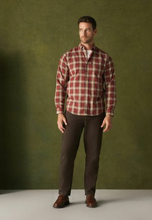 Next, REGULAR FIT - REGULAR FIT EASY IRON BUTTON DOWN LONG SLEEVE OXFORD SHIRT - Pluus - red check