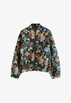Schwarze Jacke mit Reißverschluss, ausgestattet mit einem lebendigen Blumen- und Tiermuster in Pink, Grün und Blau. Der Stoff hat eine glatte, leicht glänzende Textur.