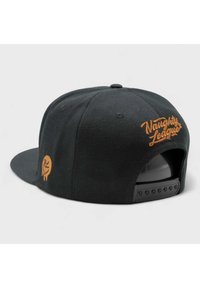 Musta lippalakki tasaisella lierillä, valmistettu kestävästä kankaasta, jossa on oranssilla brodeerattu teksti "Naughty League" ja logo takaosassa.