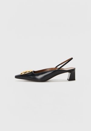 Crna kožna slingback cipela s istaknutim prstom, niskim kvadratnim potpeticom i zlatnim detaljem na prednjem dijelu. Glatka tekstura s sjajnim završetkom.