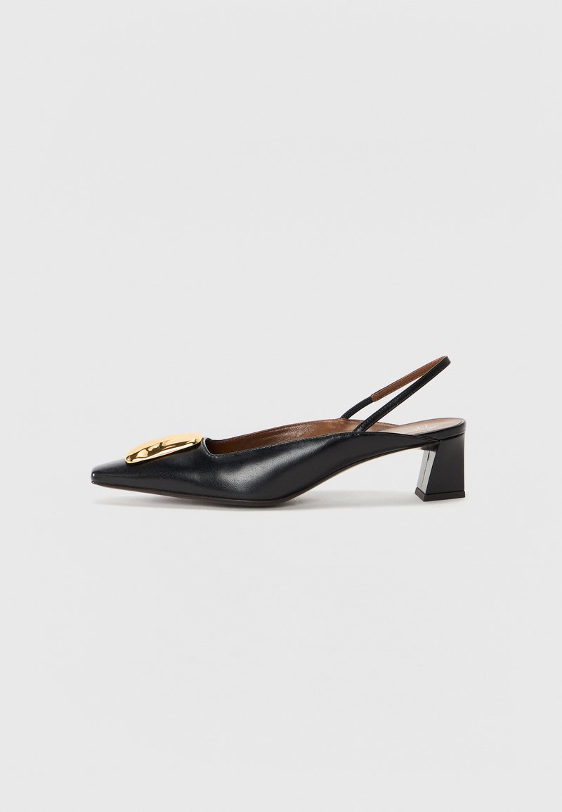 Chaussure slingback en cuir noir avec un bout pointu, un talon carré bas et un accent doré sur le dessus. Texture lisse avec une finition polie.