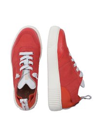 Czerwone casualowe trampki z białymi grubymi podeszwami i sznurówkami, widoczne z góry i z boku, wyposażone w pętelkę na pięcie.