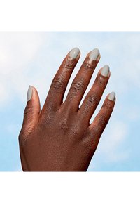 Grijze matte nagellak op vijf vingers van een hand met een donkere huidskleur, die natuurlijke nagels en een gladde huidtextuur laat zien.