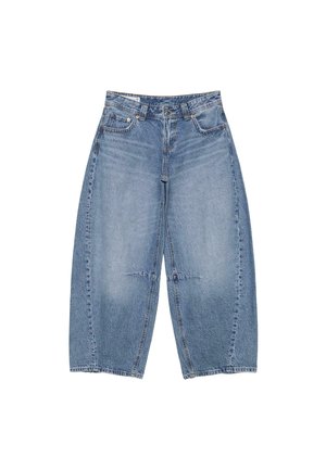 Jeans in denim blu a gamba larga con tasche frontali, passanti per cintura e chiusura con bottone e cerniera, stesi su uno sfondo bianco.