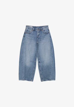 Jeans in denim blu a gamba larga con tasche frontali, passanti per cintura e chiusura con bottone e cerniera, stesi su uno sfondo bianco.