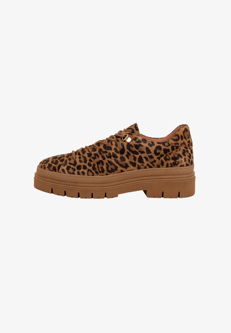 Sneaker in stampa leopardata in suede, con una robusta suola in gomma marrone, punta rotonda e chiusura con lacci e dettagli in oro.