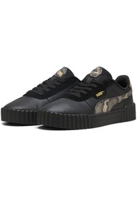 Baskets en cuir noir avec une semelle texturée à nervures, ornées d'un accent imprimé serpent sur les côtés et de lacets noirs. Logo classique sur la languette.