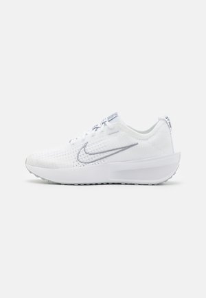 Weißer athletischer Laufschuh mit gestricktem Obermaterial, silbernem Nike-Swoosh-Logo, Schnürdesign und erhöhter gepolsterter Sohle.