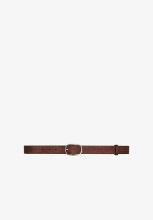 Ceinture en cuir marron avec une boucle ovale argentée, plusieurs trous de réglage et une boucle assortie sur fond blanc.