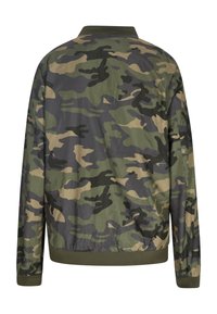 Camouflage bomberjack met een polyester materiaal, groene en bruine tinten, ribbelkraag en -manchetten, en een elastische onderkant.