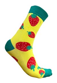 Calcetines amarillos con un patrón de fresas rojas, puños y puntera verdes. Presentan una textura suave. El diseño de frutas cubre la superficie.