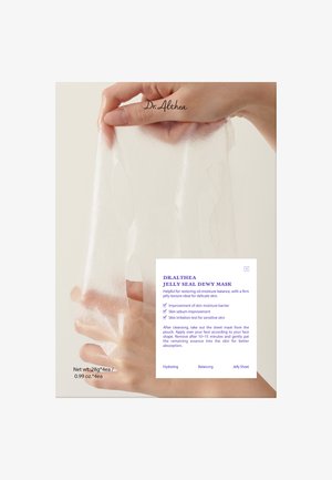 Mains tenant un masque facial en gelée translucide avec un texte décrivant ses effets hydratants et équilibrants pour les peaux sensibles.