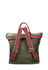 Zaino in pelle verde con due spallacci regolabili con strisce rosse e beige, parte superiore con zip e accenti di fibbie in argento.