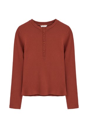 Camiseta de manga larga acanalada de color óxido con cuello redondo y tapeta frontal con seis botones pequeños.